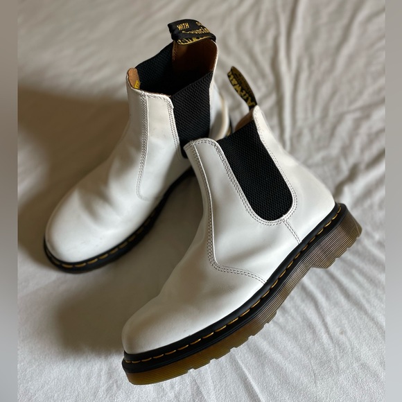 Dr. Martens women's size 9 white boots - Picture 5 of 11